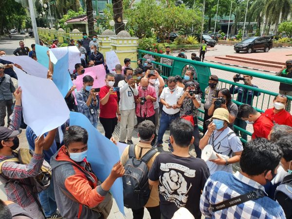 Puluhan wartawan melakukan aksi di depan kantor wali kota medan.