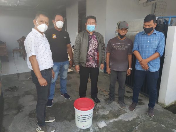 Ketua Pewarta Polrestabes Medan Chairum Lubis SH gulirkan bantuan cat tembok kepada Anggota Polsek Medan Area