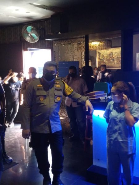 Teks photo.  Spa Furla di Jalan Merak Jingga Medan digerebek Polrestabes Medan, Sabtu (17/7/2021).  Ada 21 wanita cantik yang diamankan petugas.