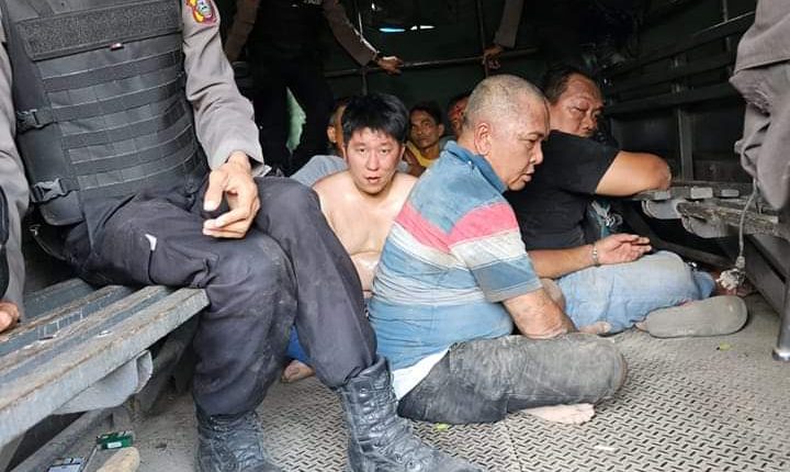 Teks photo. Tim Gabungan Polrestabes Medan gerebek Markas judi di Sky Garden, amankan belasan tersangka, Senin (10/4/2023) sore.