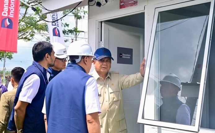Presiden Prabowo Subianto saat melihat progres pembangunan rumah hunian Danantara di Kabupaten Aceh Tamiang
